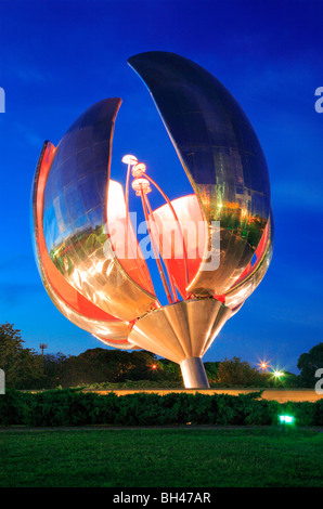 "Floralis Genérica' scultura, dall'arch. Eduardo Catalano. Posto a Nazioni Unite Square, il quartiere di Recoleta, Buenos Aires Foto Stock
