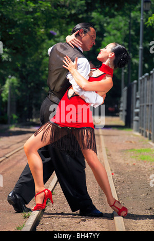 Fanny e Fabio ballerini eseguono il Tango, Milonga e canyengue a Caminito, La Boca, Buenos Aires, Argentina. Foto Stock