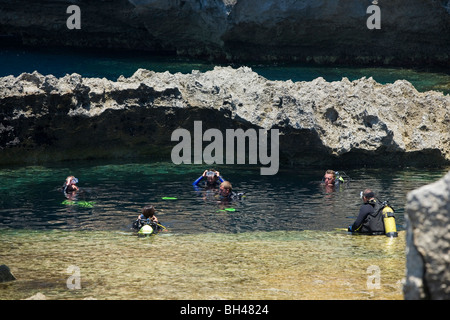 I subacquei al buco blu da Azure Window a Dwejra Point. Foto Stock