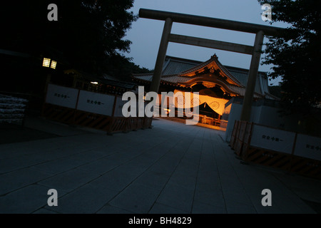 I visitatori a Yasukuni Jinja (santuario), il Giappone del santuario per i morti della guerra mondiale 2 , Kudanshita Distretto di Tokyo, Giappone Foto Stock