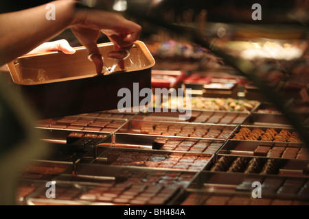 La sistemazione di negozio di cioccolato "Grotta å cioccolato", vendere costosi cioccolatini da Jean Paul Hevin,Tokyo, Giappone. 09.03.06 Foto Stock