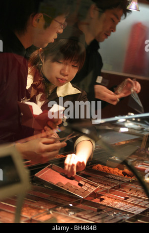 La sistemazione di negozio di cioccolato "Grotta å cioccolato", vendere costosi cioccolatini da Jean Paul Hevin,Tokyo, Giappone. 09.03.06 Foto Stock