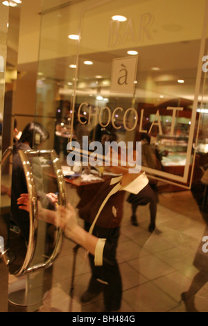 La sistemazione di negozio di cioccolato "Grotta å cioccolato", vendere costosi cioccolatini da Jean Paul Hevin,Tokyo, Giappone. 09.03.06 Foto Stock