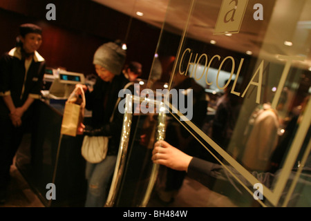 La sistemazione di negozio di cioccolato "Grotta å cioccolato", vendere costosi cioccolatini da Jean Paul Hevin,Tokyo, Giappone. 09.03.06 Foto Stock