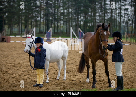 Le giovani ragazze con i loro pony su Norfolk horse show. Foto Stock