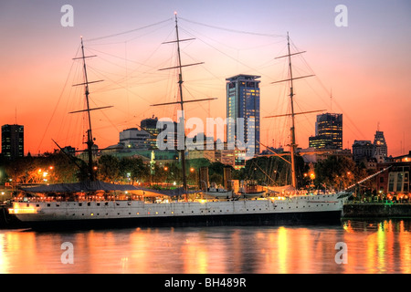 Fregata Sarmiento al crepuscolo, Puerto Madero Buenos Aires, Argentina Foto Stock