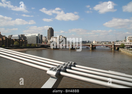 Vista dal Millennium Bridge cavi sul fiume Tamigi a Londra. Foto Stock