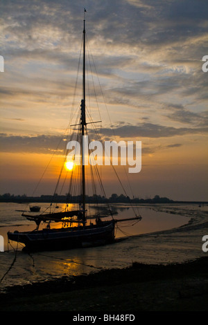 Oyster smack stagliano contro la mattina di sole a Maldon. Foto Stock