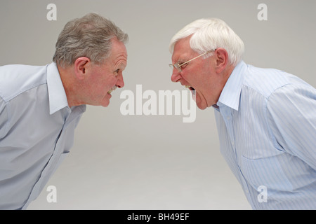 Due imprenditori senior gridando ad ogni altro Foto Stock