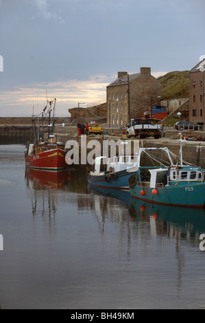 Barche da pesca nel porto di Burghead. Foto Stock