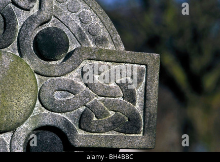 Metà croce celtica al cimitero nella città di Aberdeen. Foto Stock