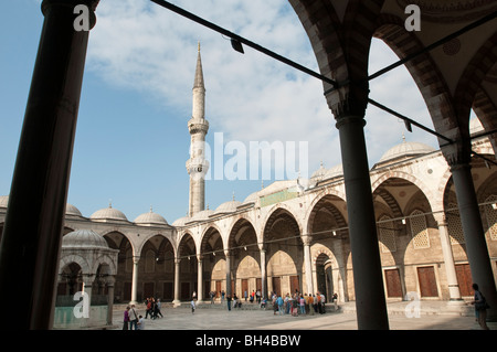 Il cortile interno della Moschea Blu, Istanbul, Turchia, la Moschea di Sultanahmet Foto Stock