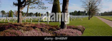 Vista panoramica della American cimitero militare sopra Omaha Beach in Normandia, mostrando tombe e giardini. Foto Stock