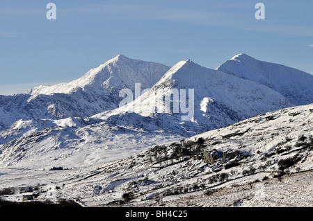 Vista di Snowdon Y Lliwedd e Grib Goch da Pen-y-Gwryd Foto Stock