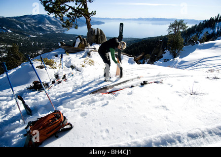 Un giovane uomo prende le pelli fuori i suoi sci nella preparazione di sci nel backcountry in Incline Village, Nevada. Foto Stock