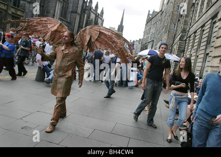 Il Fringe Festival ARTISTI INTERPRETI O ESECUTORI sul Royal Mile di Edimburgo durante il Festival Internazionale delle Arti, Edimburgo, Scozia. 2003. Foto Stock