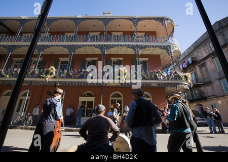 Jazz Band giocando su strada nel Quartiere Francese di New Orleans in Louisiana Foto Stock