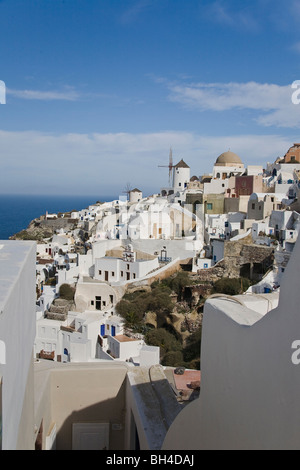 Vista la mattina della cittadina di Oia a Santorini. Foto Stock
