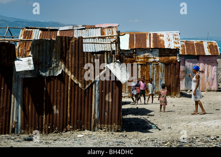 Bambini haitiani a giocare nella baraccopoli di cité soleil. Foto Stock