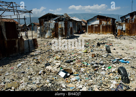 Baracche e spazzatura nella baraccopoli di Cité Soleil. Foto Stock