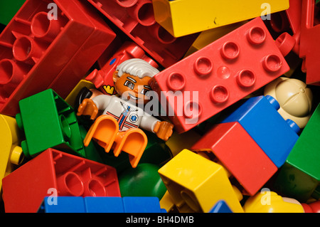 Vivacemente colorato per bambini mattoni di edificio e caratteri. Foto Stock