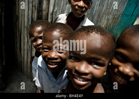 Bambini haitiani a giocare con gioia nella baraccopoli di cité soleil. Foto Stock