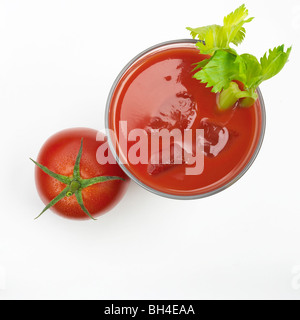 Bicchiere di succo di pomodoro e un pomodoro intero su sfondo bianco Foto Stock