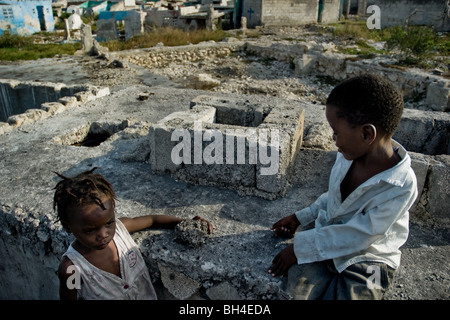 Bambini haitiani a giocare nella baraccopoli di cité soleil. Foto Stock