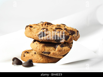 I biscotti al cioccolato su sfondo bianco Foto Stock