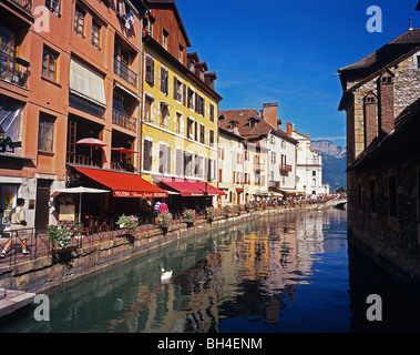 I pittoreschi canali nella città di Annecy a nord del Lago di Annecy nelle Alpi francesi Foto Stock