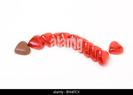 Rosso di stagnola avvolto il Cioccolato cuori per il giorno di san valentino Foto Stock