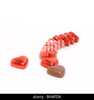 Rosso di stagnola avvolto il Cioccolato cuori per il giorno di san valentino Foto Stock