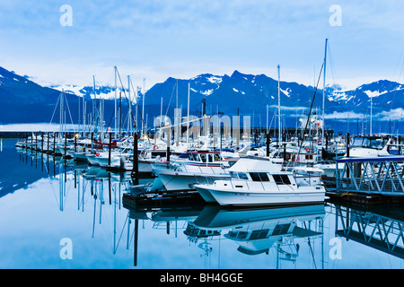 Seward piccolo porto in barca al tramonto, Seward, Alaska Foto Stock