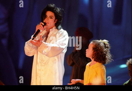 La pop star Michael Jackson effettuando in corrispondenza di britannici cerimonia di premiazione a Londra nel 1996 Foto Stock