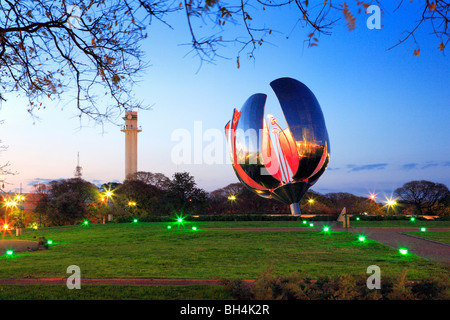 "Floralis Genérica' scultura, dall'arch. Eduardo Catalano. Posto a Nazioni Unite Square, il quartiere di Recoleta, Buenos Aires Foto Stock
