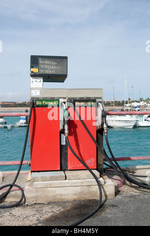 I motori marini diesel carburante navi barca noleggio barche yacht nave nautica motore diesel di inquinamento del porto di pompa di riempimento della stazione di servizio Foto Stock