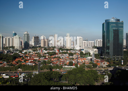 Vista di Jakarta attraverso Gatot Subroto di Jl Jend Sudirman Foto Stock