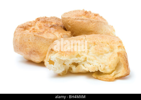 Casa Tradizionale cucinato Yorkshire pudding isolata contro uno sfondo bianco. Foto Stock