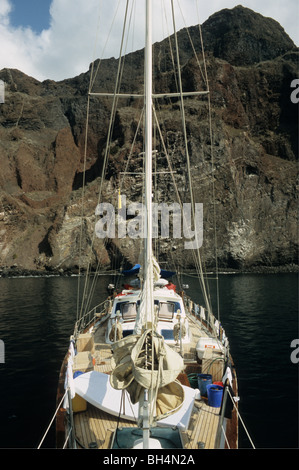 Barca a vela ancorata di fronte alla scogliera di Punta Vicente Roca, Isabela Island, Galapagos Foto Stock