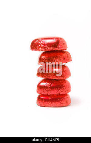 Rosso di stagnola avvolto il Cioccolato cuori per il giorno di san valentino Foto Stock