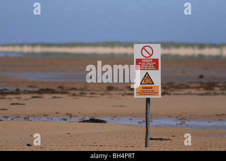 RAF bombardamento gamma segnale di avvertimento sulla spiaggia. Foto Stock