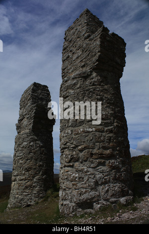 Parte del Fyrish monument, vicino Lincoln, affacciato Cromarty Firth con cielo blu e nuvole whispy. Foto Stock