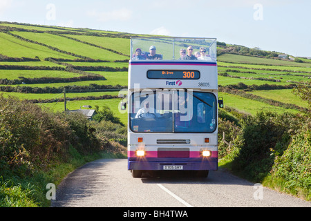 Un autobus turistico scoperto sulla strada per St Ives in una corsia Cornovaglia a Zennor, Cornovaglia Regno Unito Foto Stock