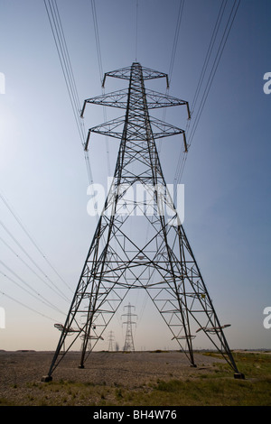 Tralicci di energia elettrica proveniente da Dungeness centrale nucleare impianto regno unito al tramonto Foto Stock