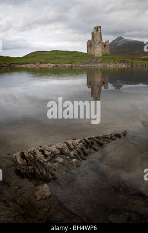 Ardvreck rovine del castello sul Loch Assynt. Foto Stock