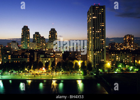 Case durante la notte sull'OURCQ CANAL, Parigi 19esimo arrondissement (75), Francia Foto Stock