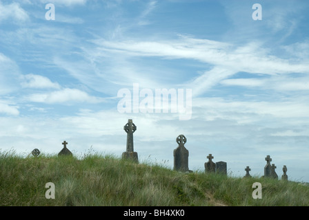 Cimitero rurale dal mare, Inis Mor, Isole Aran, Repubblica di Irlanda Foto Stock