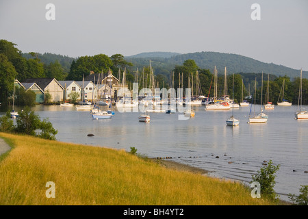 Barche a vela in porto al tramonto sul Lago di Windermere. Foto Stock