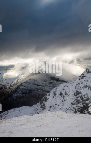 Nuvole temporalesche su Beinn un Lochain dal vertice di cresta Stob Coire Creach (Binnein un Fhidhleir) nelle Alpi a Arrochar Foto Stock