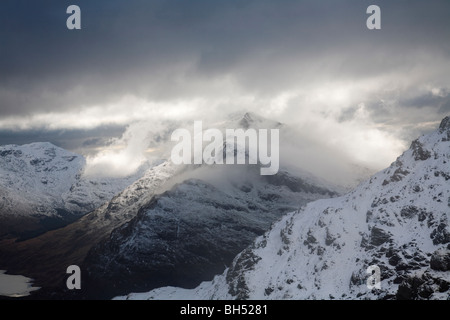 Nuvole temporalesche su Beinn un Lochain dal vertice di cresta Stob Coire Creach (Binnein un Fhidhleir) nelle Alpi a Arrochar Foto Stock